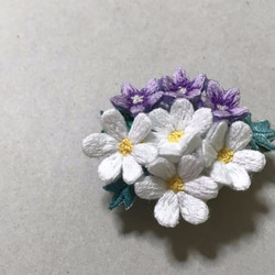 手刺繍花のブローチ 2枚目の画像