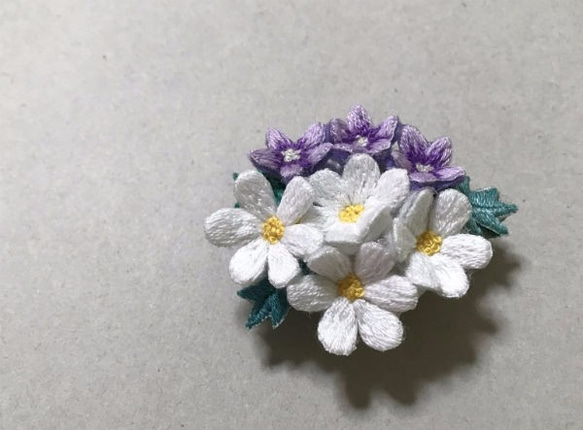 手刺繍花のブローチ 2枚目の画像