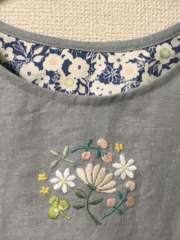 胸に花刺繍の麻ワンピース 3枚目の画像