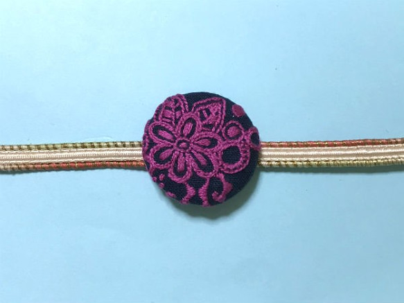 手刺繍ブローチ＊レースフラワー（ダークピンク） 1枚目の画像