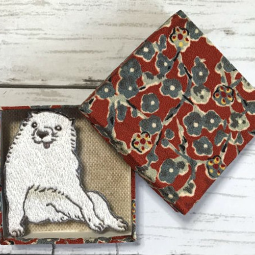 手刺繍日本画ブローチ＊長沢芦雪「白象黒牛図屏風」の犬 ブローチ