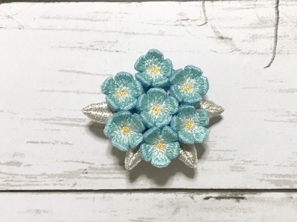 小花の手刺繍ブローチ（水色） 1枚目の画像