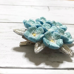 小花の手刺繍ブローチ（水色） 2枚目の画像