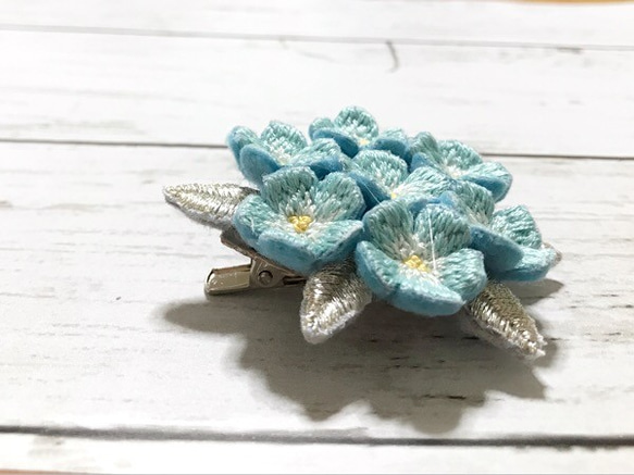 小花の手刺繍ブローチ（水色） 2枚目の画像