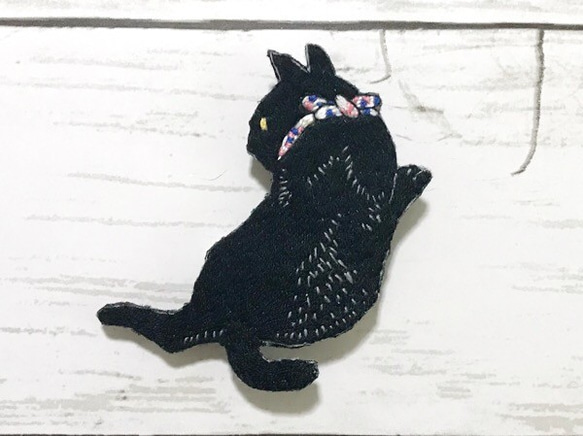 手刺繍浮世絵ブローチ＊高橋弘明（松亭）「毬と遊ぶ白猫、黒猫」の黒猫 ブローチ tamaki.c 通販｜Creema(クリーマ) 7712393