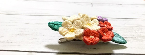 花束の手刺繍ブローチ2 2枚目の画像