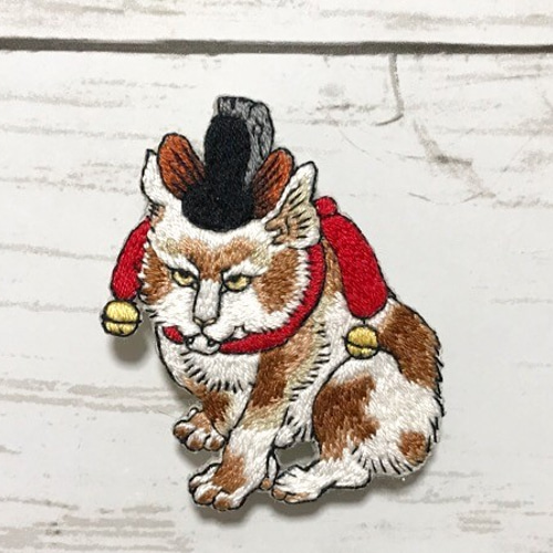 手刺繍浮世絵ブローチ＊河鍋暁斎「鳥獣戯画 鼠曳く瓜に乗る猫」より
