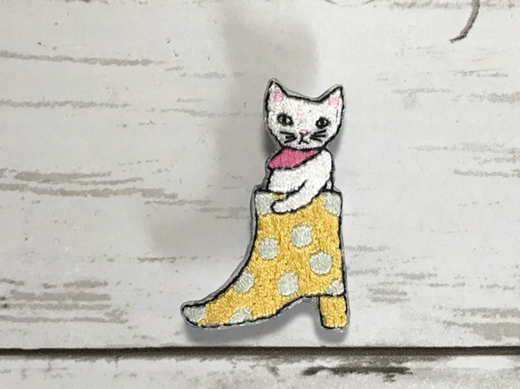 手刺繍ブローチ＊長靴に入った猫（イエロー） 1枚目の画像