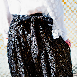 刺繍ベロアスカート。マーガレットような花の白と金の刺しゅうリボンフレアースカート 4枚目の画像