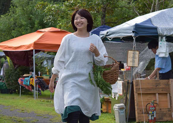 ヨーロッパリネン・タブリエ割烹着『タブポ』ホワイト着丈９０cm 2枚目の画像