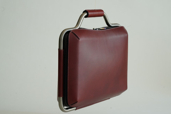 EB2-S チタンフレーム Business Bag   Color:Burgundy MacBook PC Bag 1枚目の画像