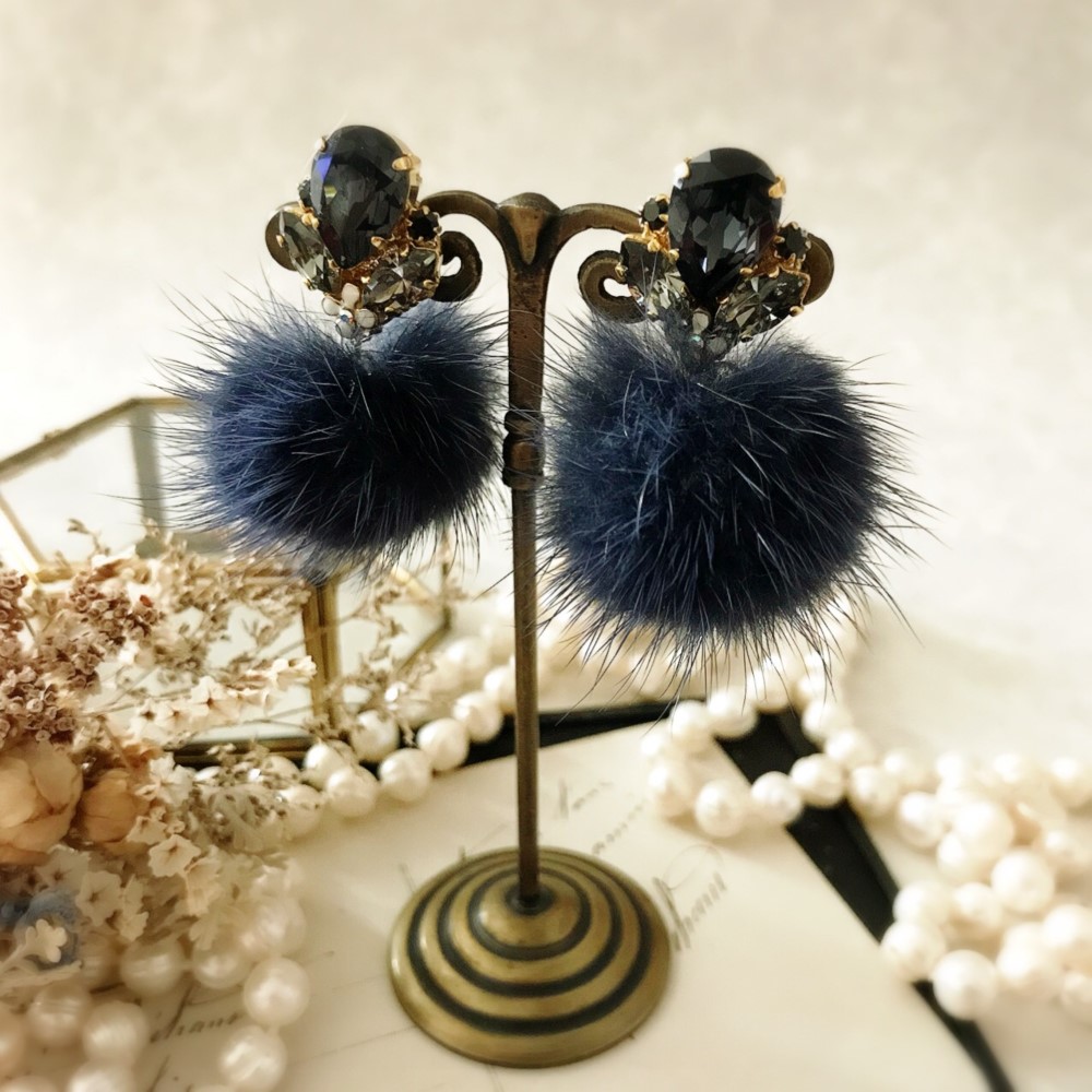 スワロフスキービジューとファーの大ぶりイヤリング【パーティー･結婚式･二次会】{RPG-733er}