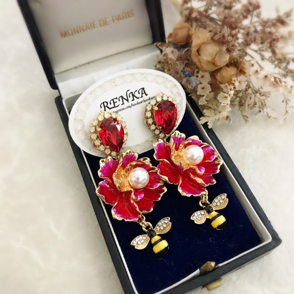 花とミツバチの大ぶりピアス【春夏・ピンク・スワロフスキー・上品 