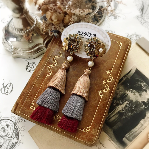 スワロフスキーと3段タッセル大ぶりイヤリング【秋・パール・上品・花 
