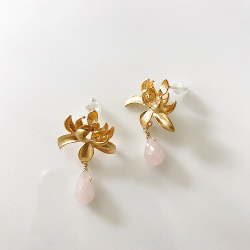 蓮の花とローズクォーツの小ぶりピアス【ピンク・天然石