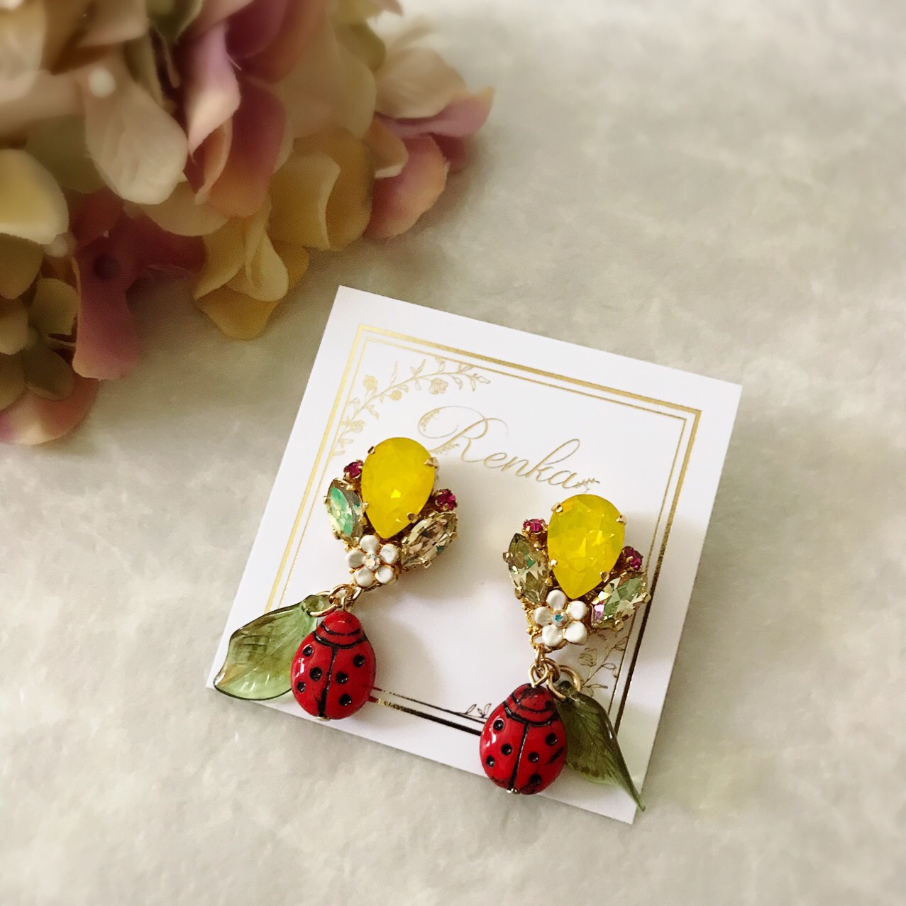 てんとう虫と花のスワロフスキービジューイヤリング【上品･大人可愛い･イエロー･幸運･ハッピー】{RPG-637①er｝