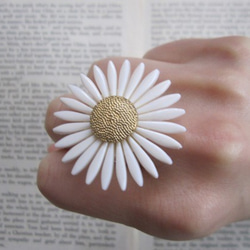 ヴィンテージ白いお花の大ぶりリング【マーガレット･上品･大人可愛い】{RRG-70} 4枚目の画像