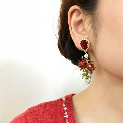赤い果実とスワロフスキーの大ぶりピアス【フルーツ・アンティーク