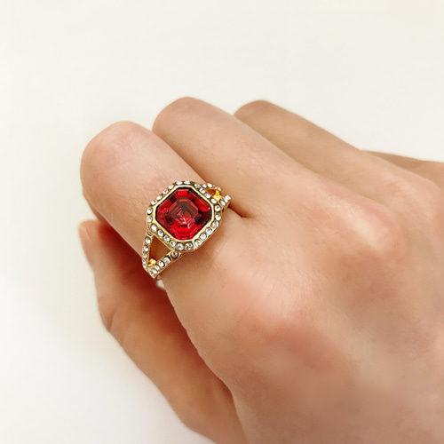 SWAROVSKI - スワロフスキー レッド ストーン リングの通販 by