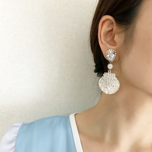 スワロフスキー×四連パール、ゴールドフープのピアス/イヤリング
