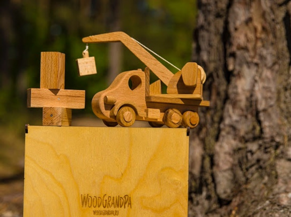 wooden mobile crane 〜木のクレーン車〜　おもちゃ 3枚目の画像