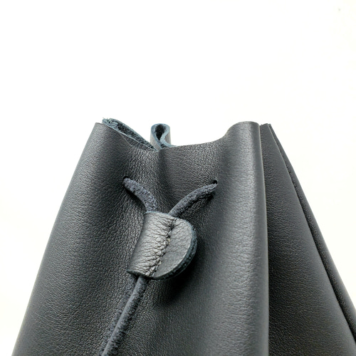 斜めがけもできる大人のための革の2way巾着 柔らかくほどよい