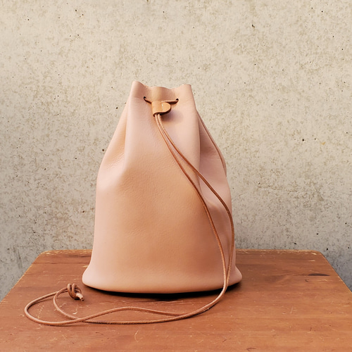 大人のための革の巾着 柔らかくほどよい厚みが安心の牛革 《ベージュ