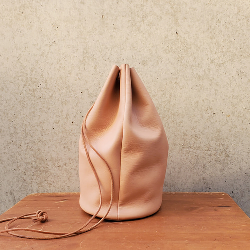 大人のための革の巾着 柔らかくほどよい厚みが安心の牛革 《ベージュ