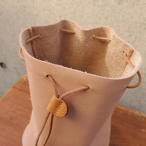 大人のための革の巾着 柔らかくほどよい厚みが安心の牛革 《ベージュ