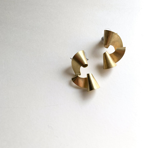 Flower frill earring B-049 2枚目の画像