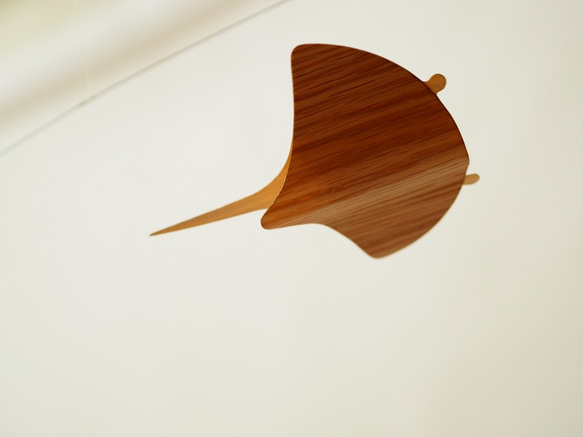 親子マンタのモビール　海　木製　Parent-child manta ray mobile 3枚目の画像