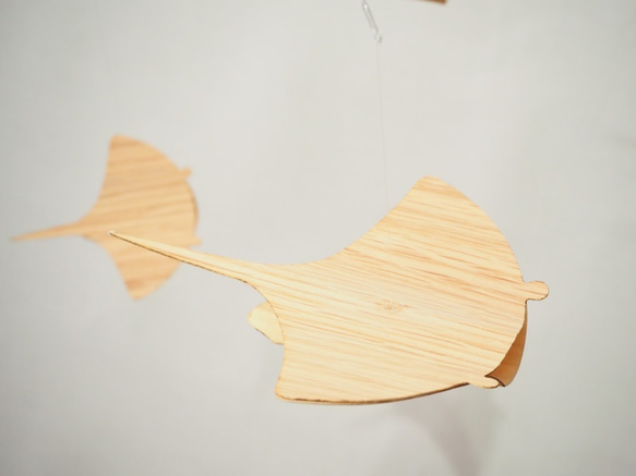 親子マンタのモビール　海　木製　Parent-child manta ray mobile 4枚目の画像