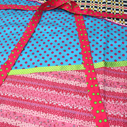 ママエプロン_リバーシブル ネイビーチェックと赤い花 エプロン raff