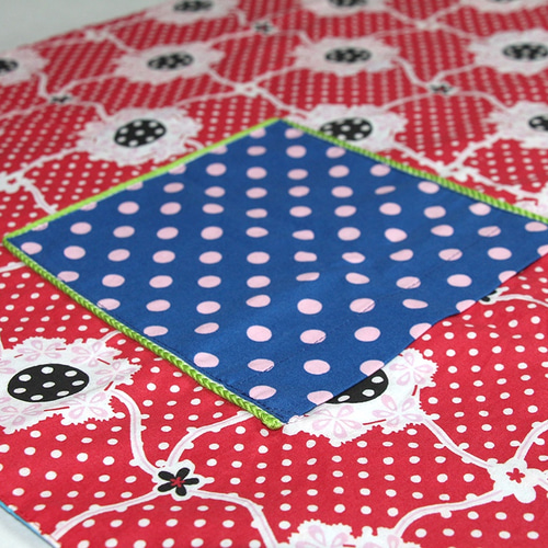 ママエプロン_リバーシブル ネイビーチェックと赤い花 エプロン raff