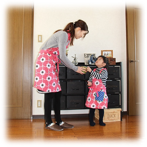 ママエプロン_リバーシブル ネイビーチェックと赤い花 エプロン raff