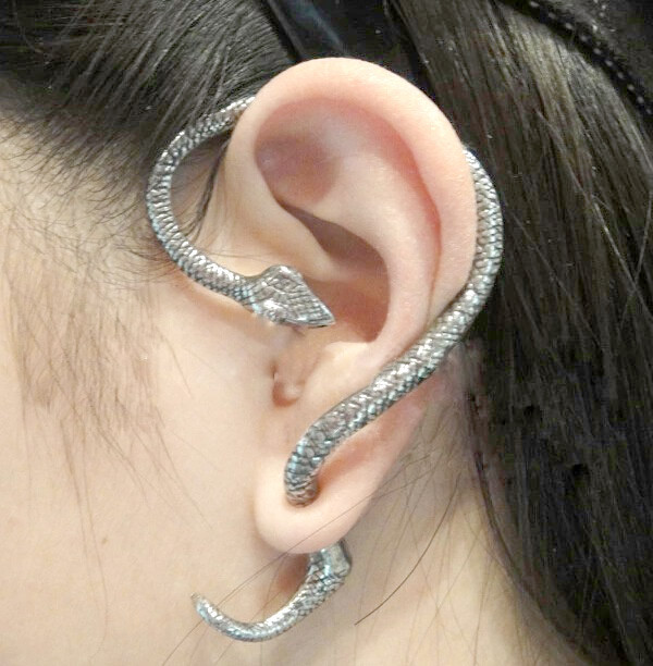 スネークイヤーカフ 蛇 パンク ロック ピアス / 燻しシルバー ピアス