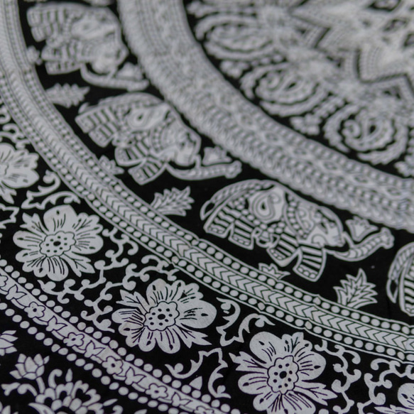 印度孔雀絲邊圓形掛毯 / 野餐墊 － 黑白 第4張的照片