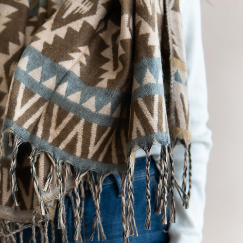 インドのトーテムタッセルウールケープ/ブランケット-コーヒー