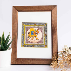 黄色の背景にインドの手描きの絹の絵-象 1枚目の画像