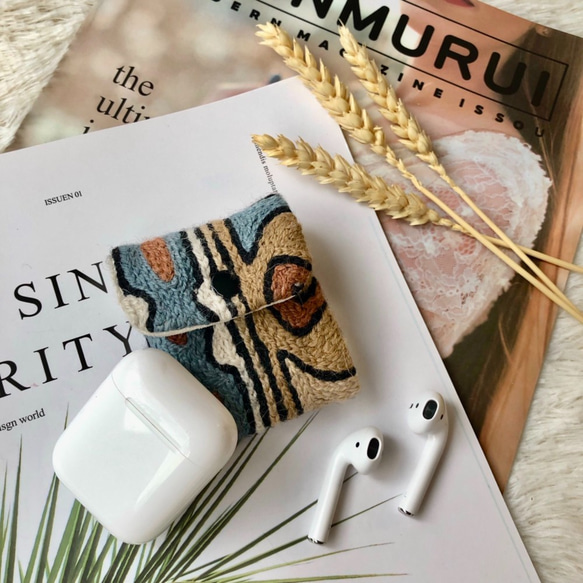 AirPods 刺繡耳機收納袋 －牛奶糖 第1張的照片