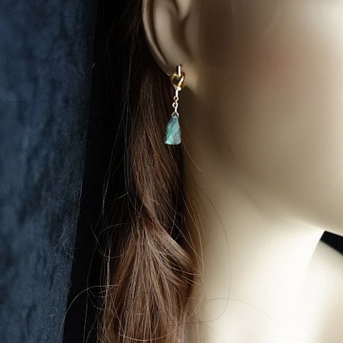 大粒 変形ラブラドライトのピアス 109 ピアス（スタッド・一粒） Coco