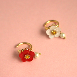 梅の花とコットンパールのイヤーカフ（片耳） 2枚目の画像