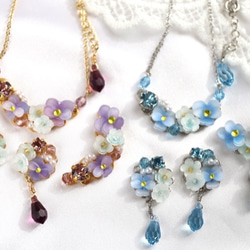 ビオラの花束ピアス/イヤリング（アクアマリンカラー） 5枚目の画像