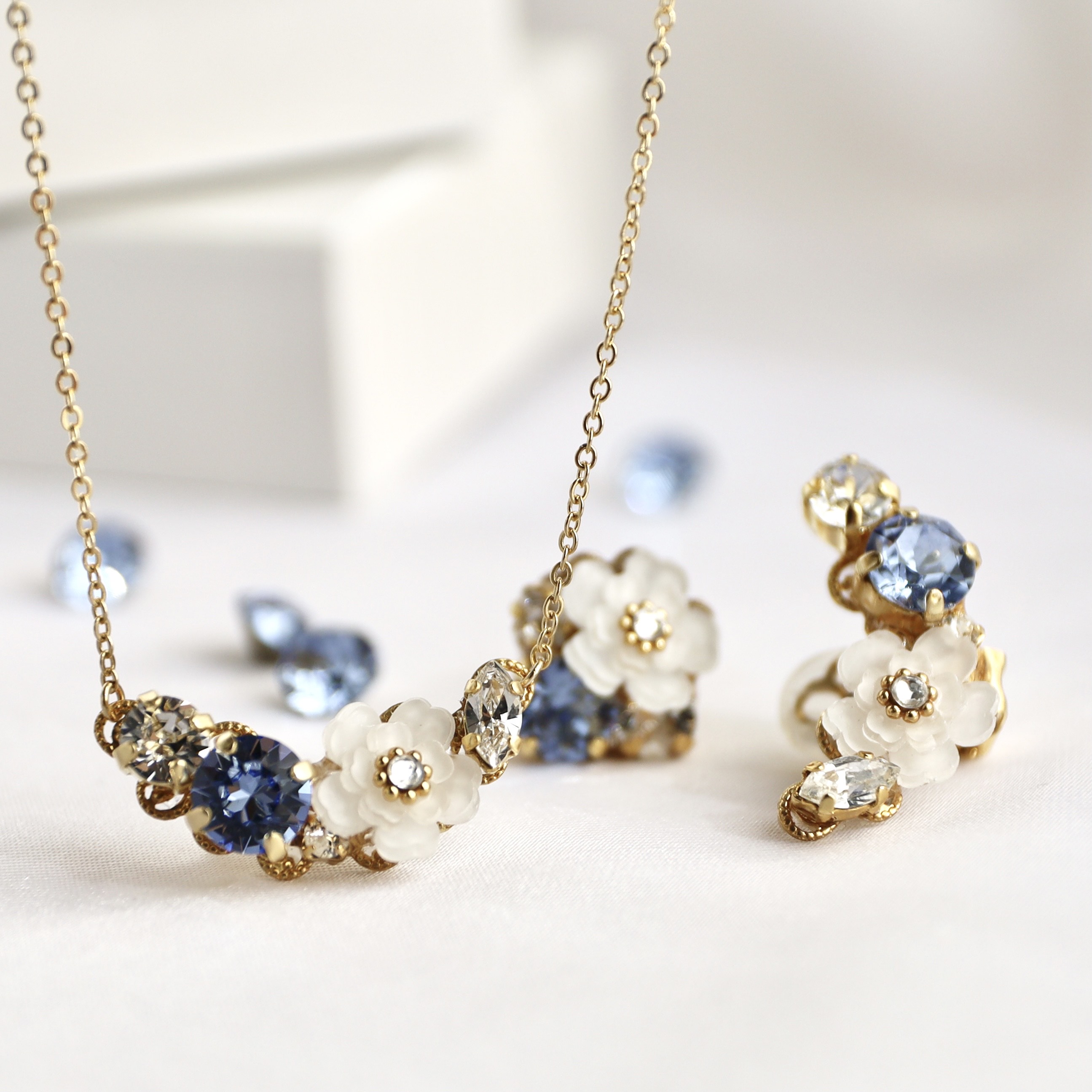 氷の花とライトサファイアビジューのネックレスイヤーカフセット