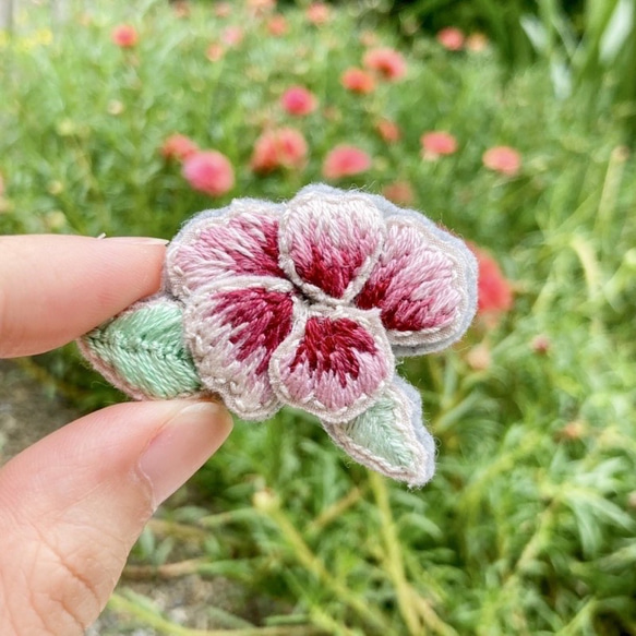 グラデーション乾燥バラの花びら刺繡ブローチ立体手作り刺繡ジュエリー 1枚目の画像