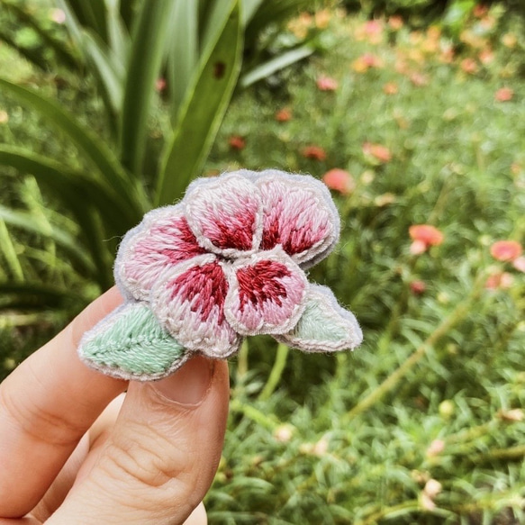 グラデーション乾燥バラの花びら刺繡ブローチ立体手作り刺繡ジュエリー 2枚目の画像