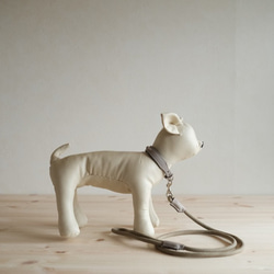ライトグレーの牛革を使った小型犬用の首輪とリードのセット 1枚目の画像