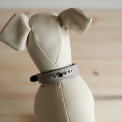 ライトグレーの牛革を使った小型犬用の首輪とリードのセット 3枚目の画像
