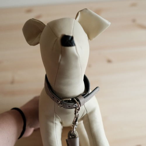 ネイバーフッド　ライトグレー犬 ライトグレーの牛革を使った小型犬用の首輪とリードのセット リード