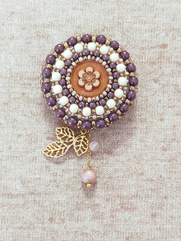 S様ご予約品パープルフラワー ボタンビーズ刺繍のブローチ＊ichico 